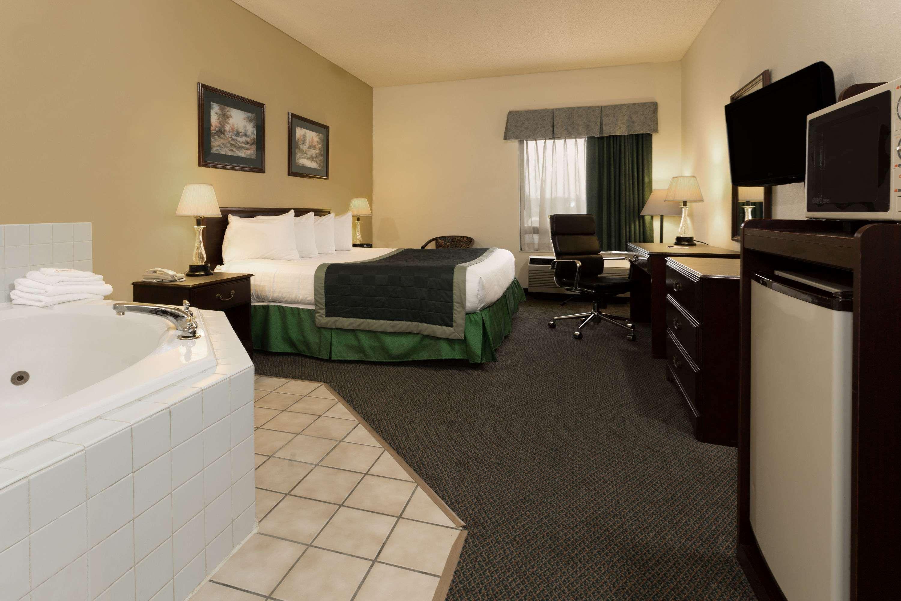Baymont By Wyndham Hotel Mason